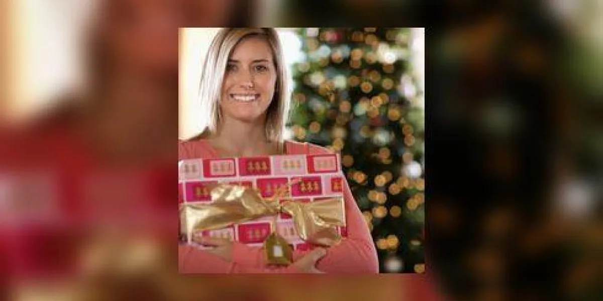 adolescente souriante avec un cadeau de noël adolescente souriante avec un cadeau de noël