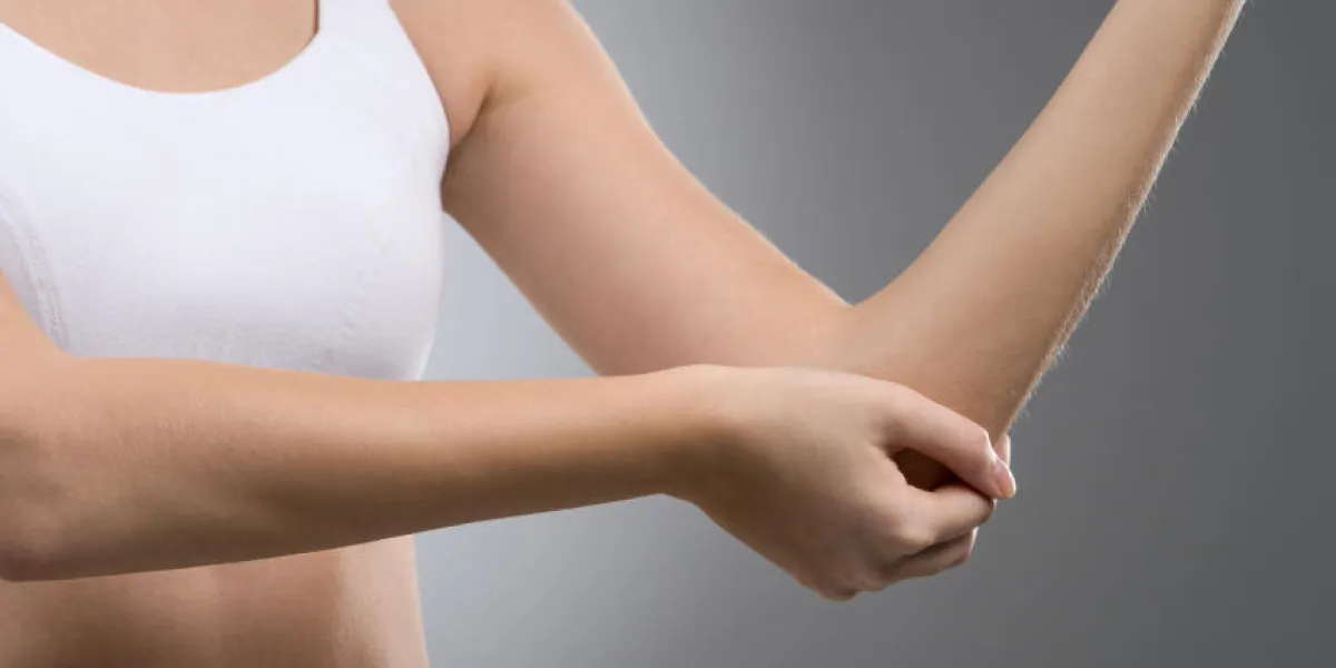 douleur au coude gros plan de femme avec douleur au coude isolé sur fond gris