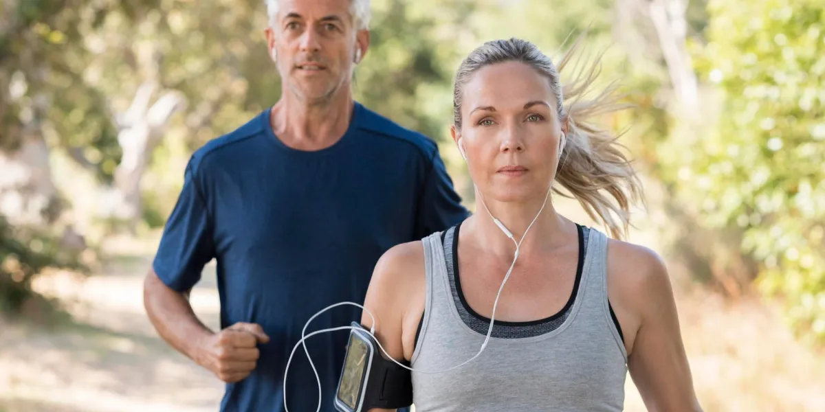 homme aîné, et, femme, jogging, dans parc, tout, écoute, à, musique, mûrir, couple, courant, à, parc, ensemble, retraité, homme, et, mi, femme, exercisme, dehors