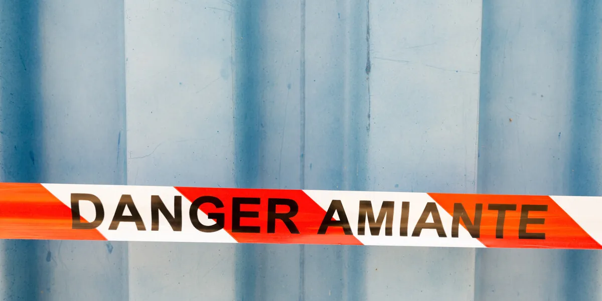 danger amiante, chantier de désamiantage danger amiante, chantier de désamiantage