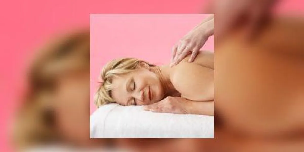 femme recevant un massage au spa