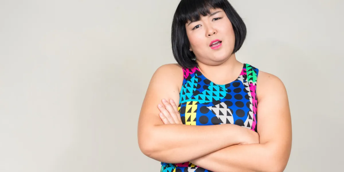 coup de studio de belle femme asiatique en surpoids