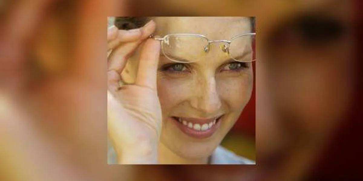 femme adulte mi regardant sous lunettes, gros plan femme adulte mi regardant sous lunettes, gros plan