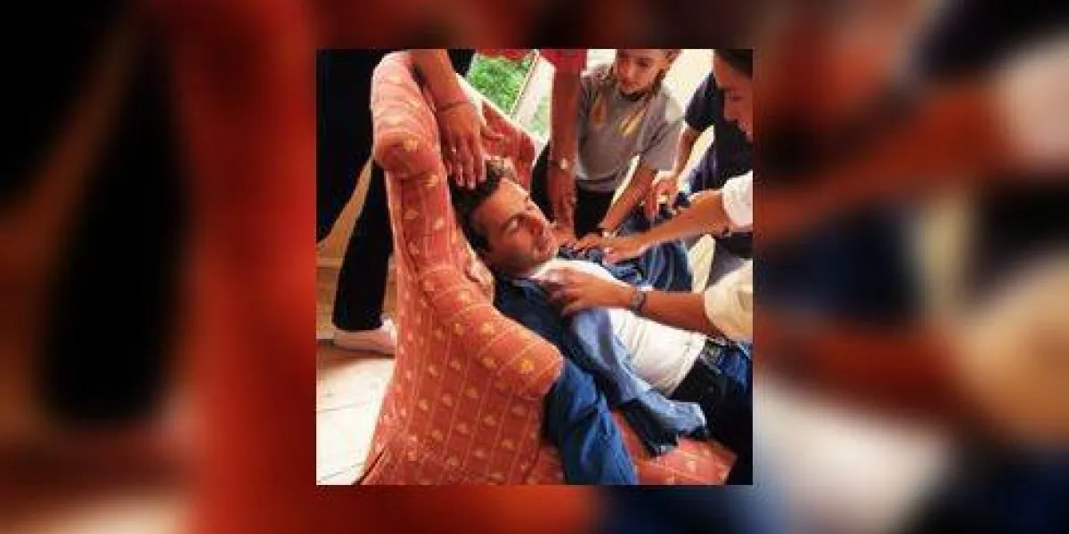 jeune homme feinted in armchair, quatre personnes présentes