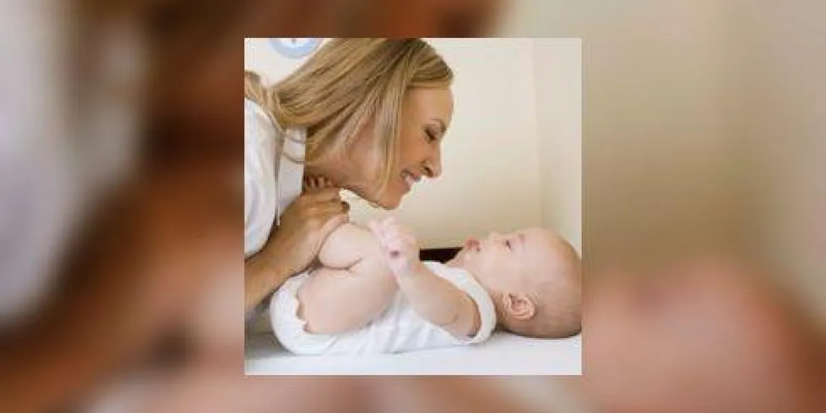 mère jouant avec fils