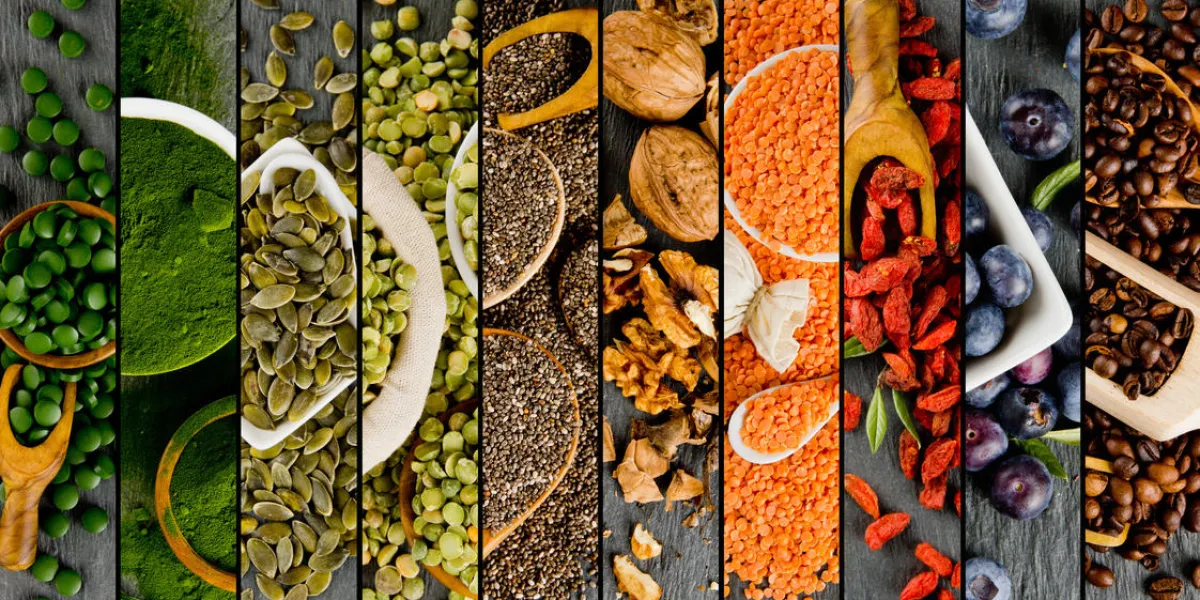 vue de dessus de superfoods colorés mélangés dispersés sur la surface de tuile d'ardoise grise