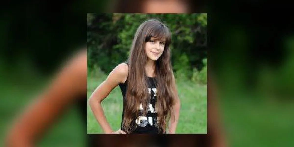 brunette teen girl sur la nature