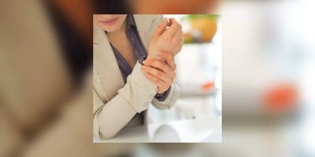 gros plan sur la femme d'affaires avec la douleur au poignet