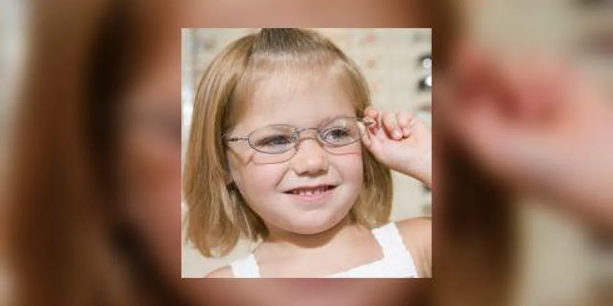 jeune fille, essayer, lunettes, à, optométristes, sourire