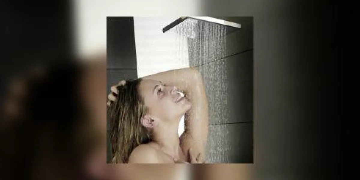portrait de la belle femme ayant une douche