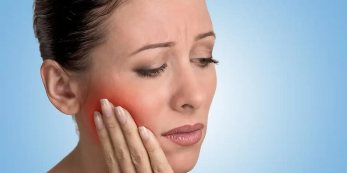 closeup, portrait, jeune femme, à, sensible, mal à dents, couronne, problème, sur, à, pleurer, depuis, douleur, toucher, dehors, bouche, à, rouges, secteur, isolé, fond bleu, émotion négative, expression faciale, sentiment