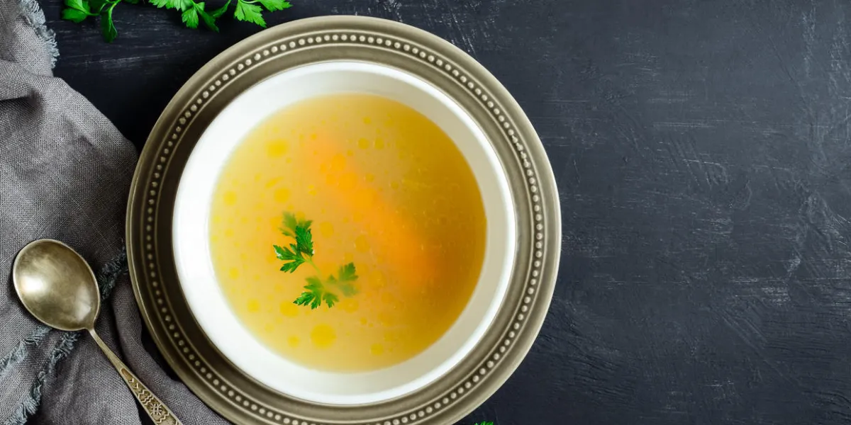 bouillon de poulet maison ou bouillon, vue d'en haut