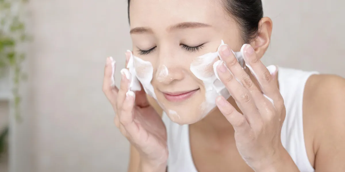 la femme qui prend soin de son visage