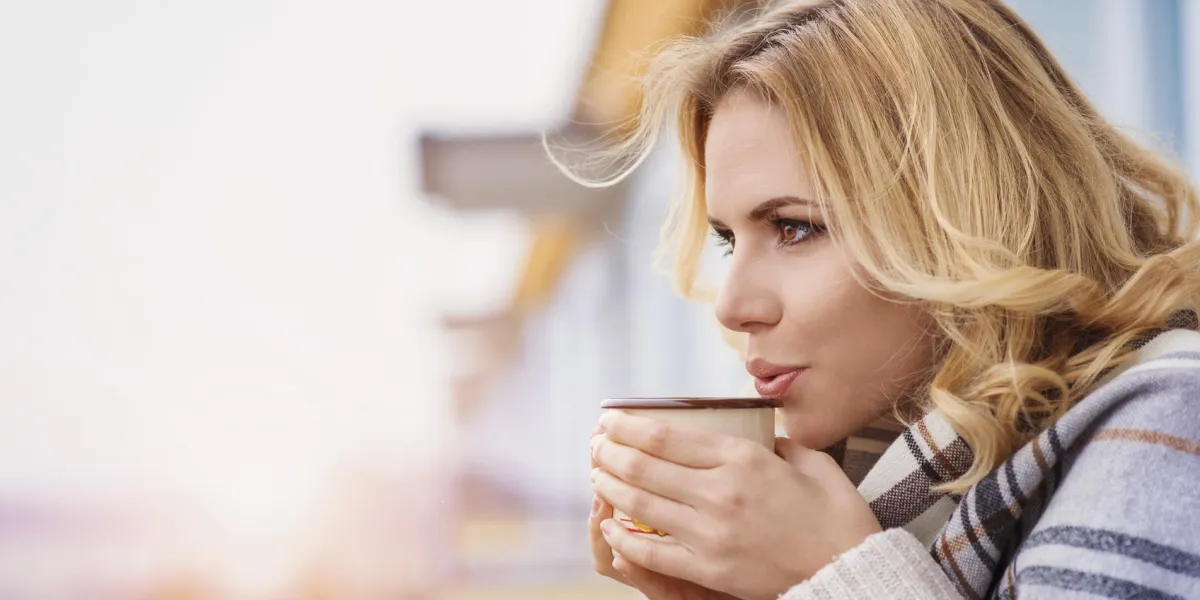 belle femme se détendre à la maison avec une tasse de café belle femme se détendre à la maison avec une tasse de café