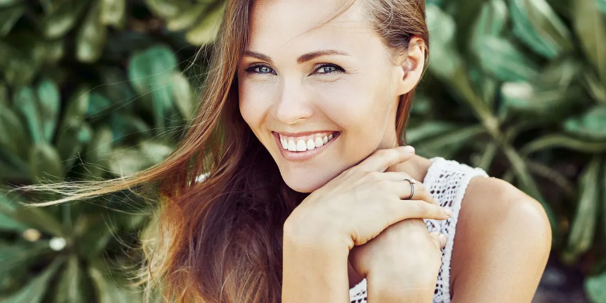 gros plan portrait de jolie femme souriante caucasienne