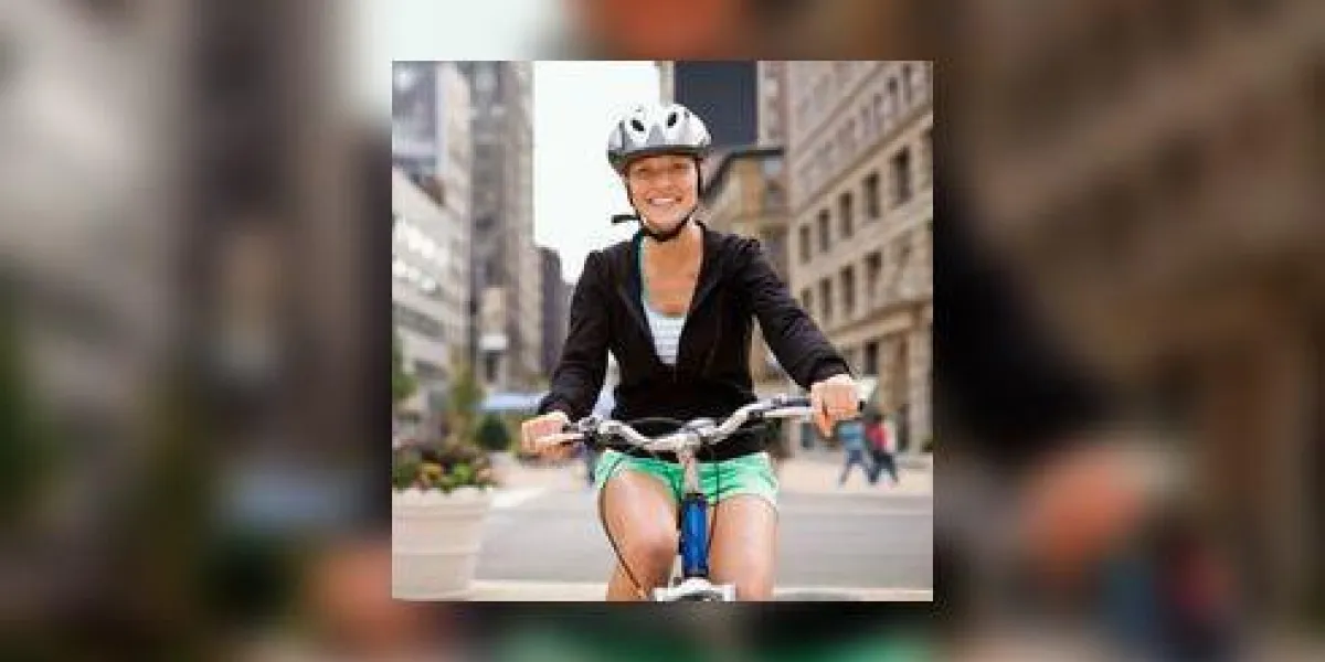portrait de femme, faire du vélo sur la rue de la ville