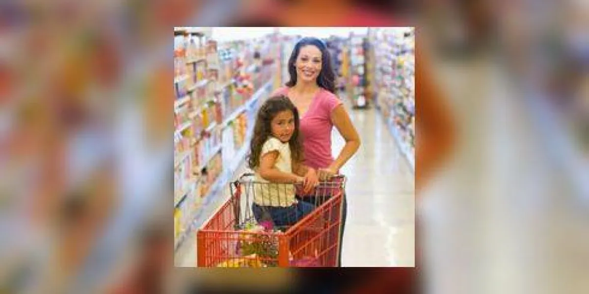 mère et jeune fille, faire du shopping dans une épicerie mère et jeune fille, faire du shopping dans une épicerie