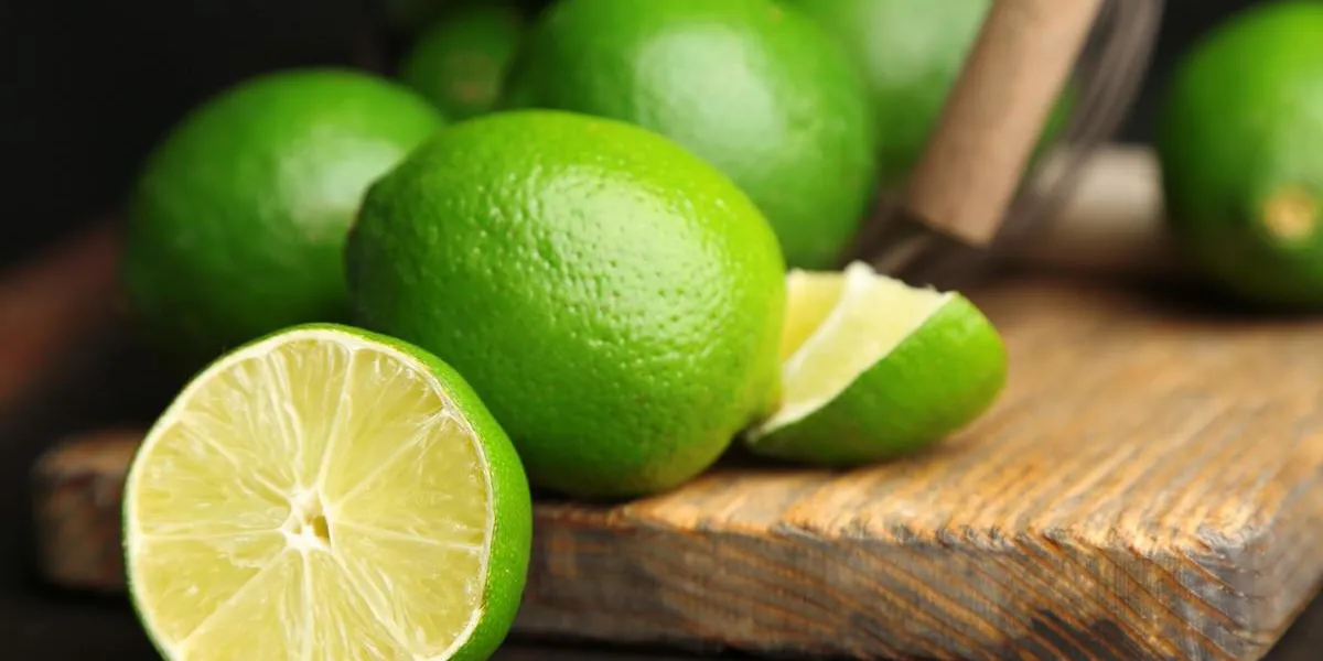 limes juteuses fraîches sur la table en bois, sur fond sombre limes juteuses fraîches sur la table en bois, sur fond sombre