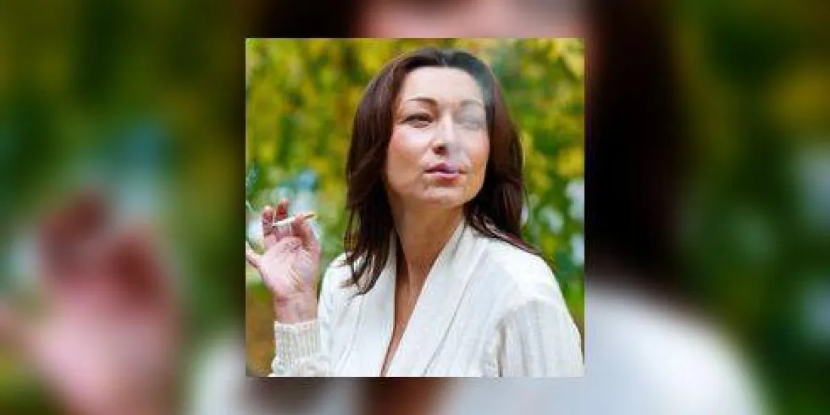 jolie femme mature fumer à l'extérieur jolie femme mature fumer à l'extérieur