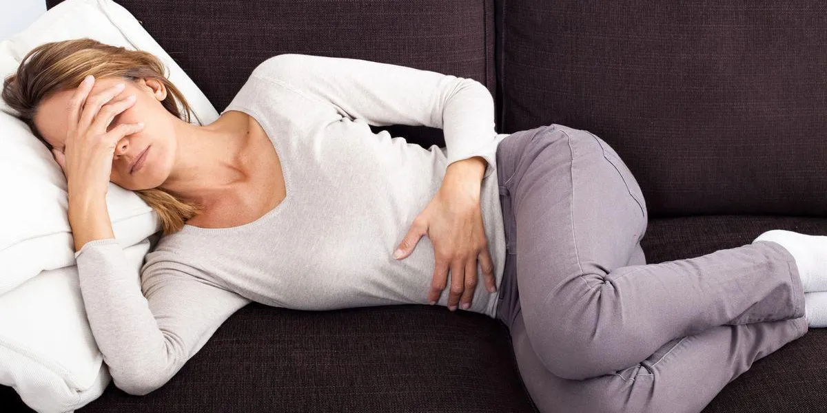 femme couchée qui a mal au ventre