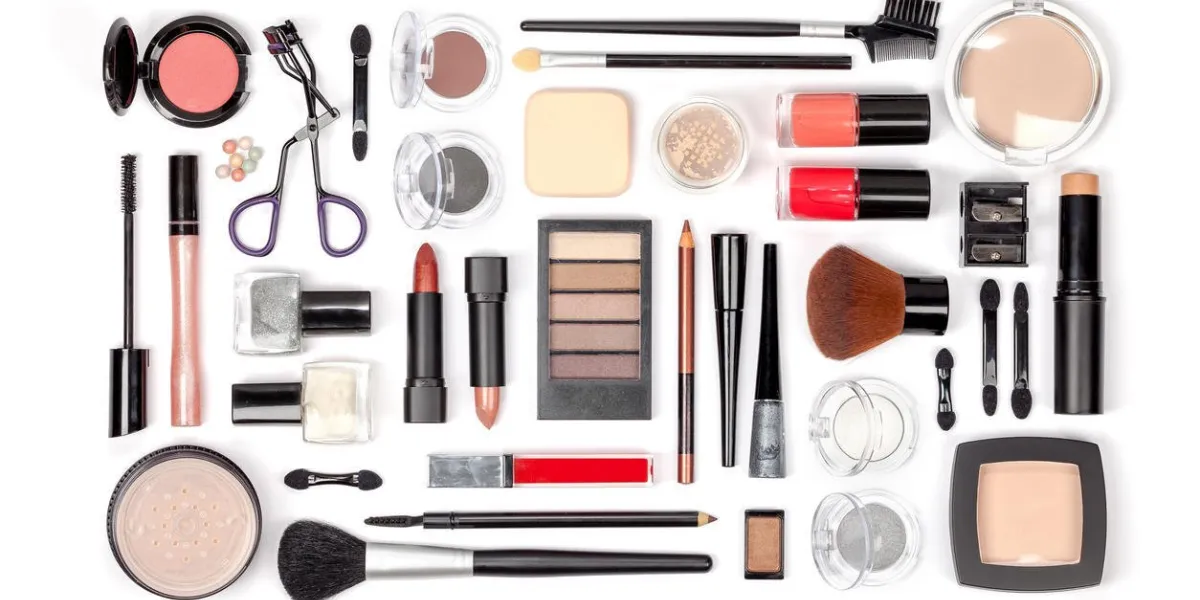 maquillage cosmétiques et brosses sur fond blanc vue de dessus maquillage cosmétiques et brosses sur fond blanc vue de dessus