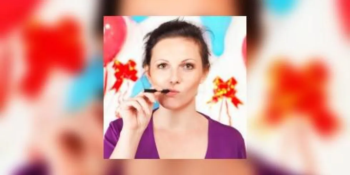 femme avec cigarette électronique