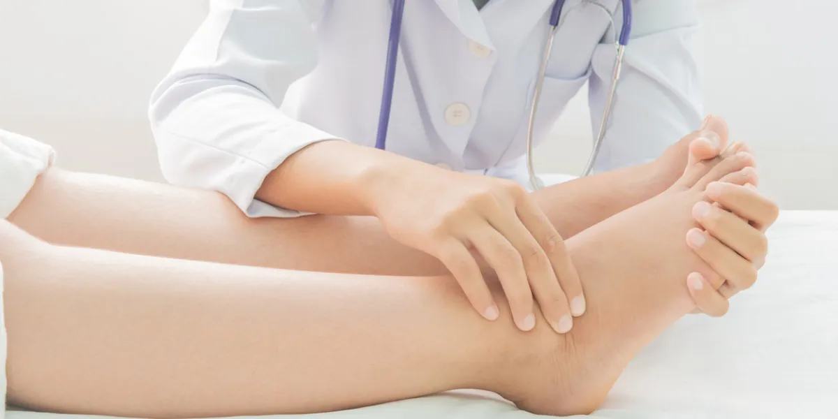 foot swelling in pregnant women and doctor on bed