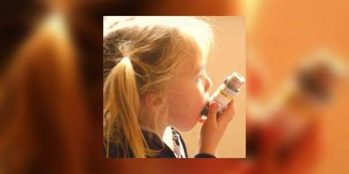 petite fille malade souffrant d'asthme petite fille malade souffrant d'asthme