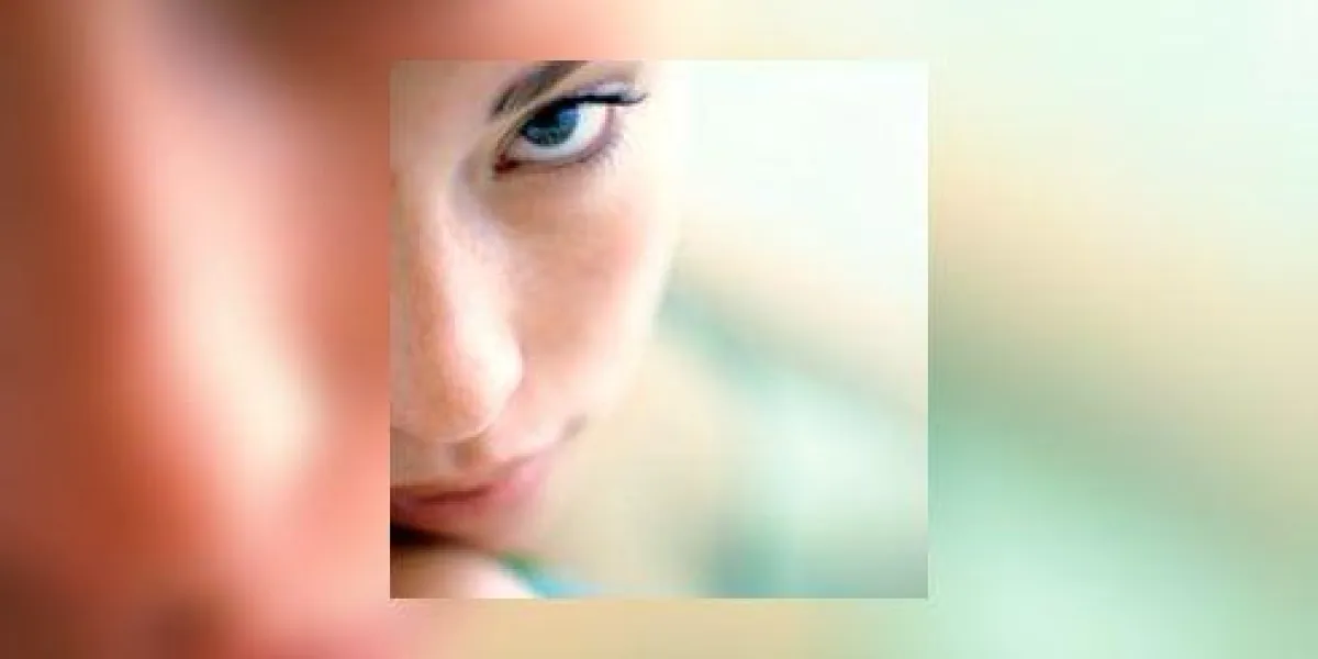 gros plan de la moitié du visage d'une jeune femme