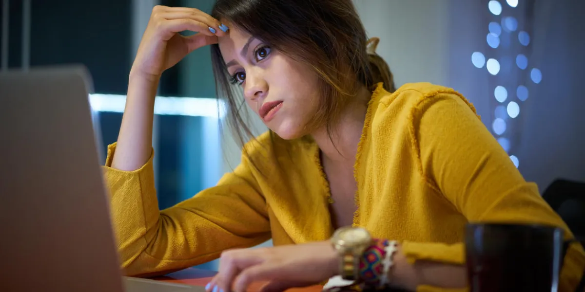 jeune femme, à, ordinateur portable, pour, devoirs, fatigué, hispanique, girl, et, collège, éducation, étudiant femme, étudiant, et, utilisation, pc, à, maison, obtenir, mal de tête jeune femme, à, ordinateur portable, pour, devoirs, fatigué, hispanique, girl, et, collège, éducation, étudiant femme, étudiant, et, utilisation, pc, à, maison, obtenir, mal de tête