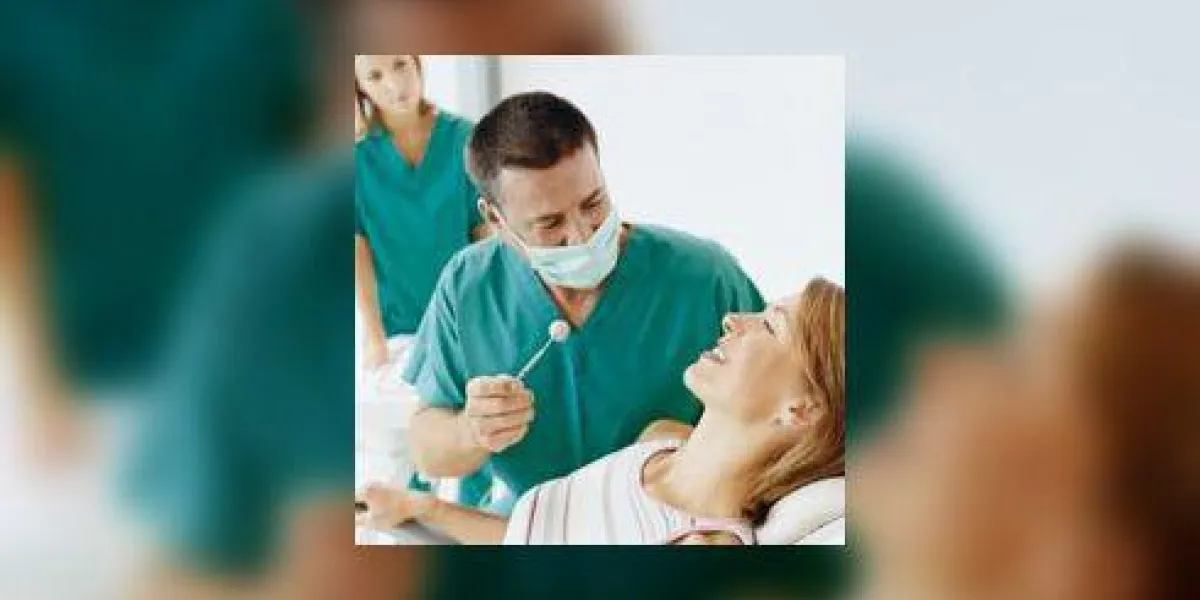 femme, mensonge, dans, a, dentiste, chaise, à, mâle, dentiste, séance elle, porter, a, masque visage, femme, dentiste, dans, les, arrière-plan
