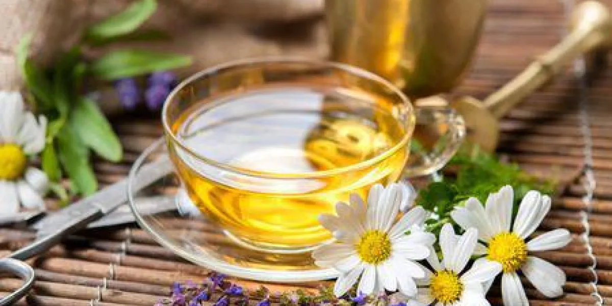 tasse de tisane avec des fleurs de camomille sur fond en bois tasse de tisane avec des fleurs de camomille sur fond en bois