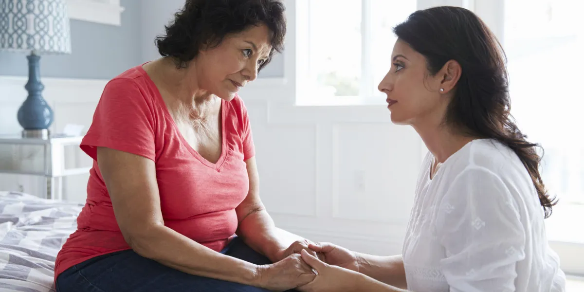 fille adulte réconfortant mère souffrant de démence fille adulte réconfortant mère souffrant de démence