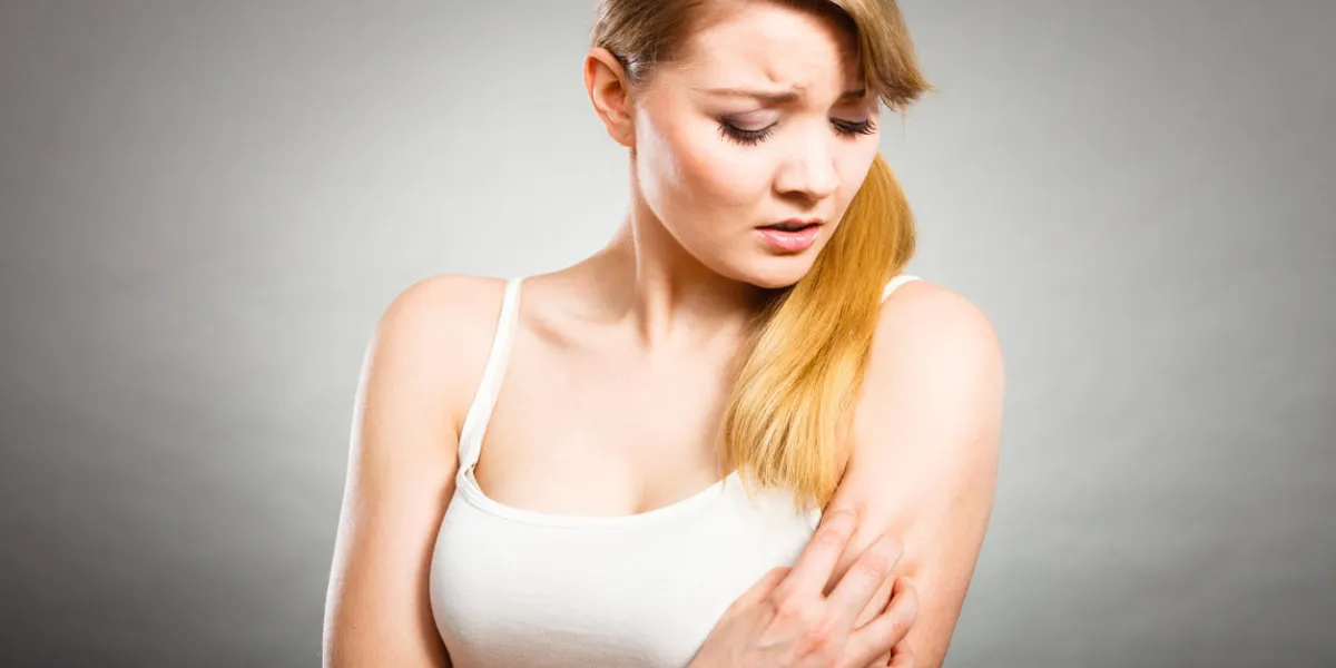 problème de santé, les maladies de la peau jeune femme gratter son bras qui démange avec une éruption cutanée d'allergie