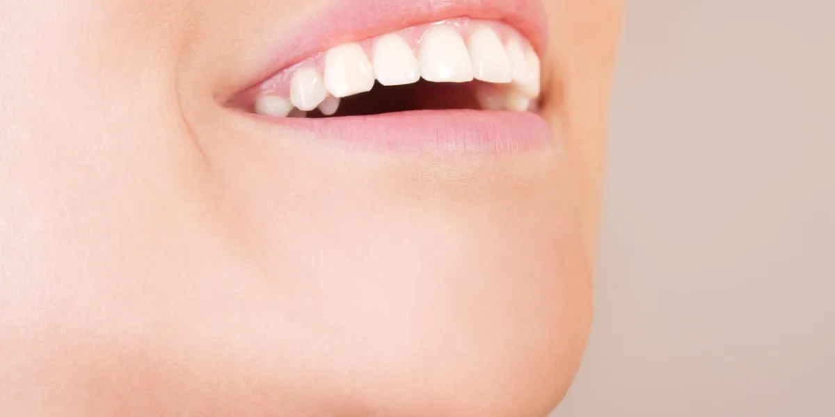 femme riante sourire avec de grandes dents