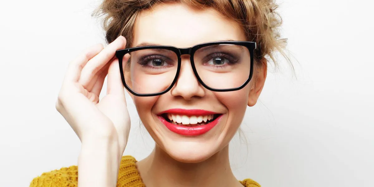portrait d'une femme décontractée dans des verres en regardant la caméra isolé sur fond blanc portrait d'une femme décontractée dans des verres en regardant la caméra isolé sur fond blanc