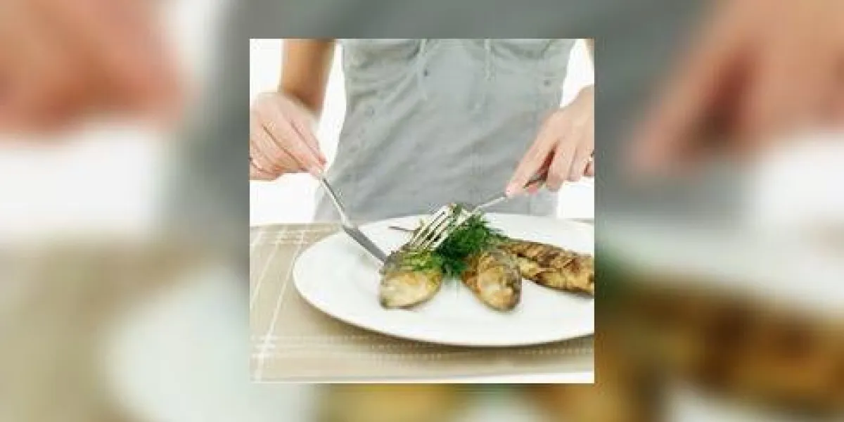 gros plan, de, a, mains, personne, découpage, a, poisson frit, à, a, fourchette, et, couteau gros plan, de, a, mains, personne, découpage, a, poisson frit, à, a, fourchette, et, couteau