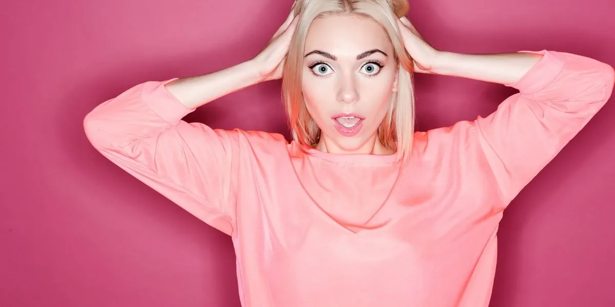 oh mon dieu portrait de jeune femme jolie toucher ses cheveux avec une grande stupéfaction sur fond rose isolé oh mon dieu portrait de jeune femme jolie toucher ses cheveux avec une grande stupéfaction sur fond rose isolé