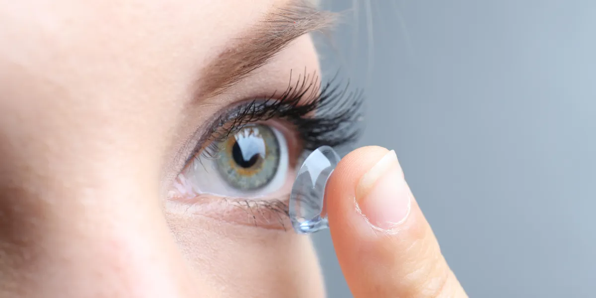 concept de médecine et de la vision - jeune femme avec des lentilles de contact, gros plan