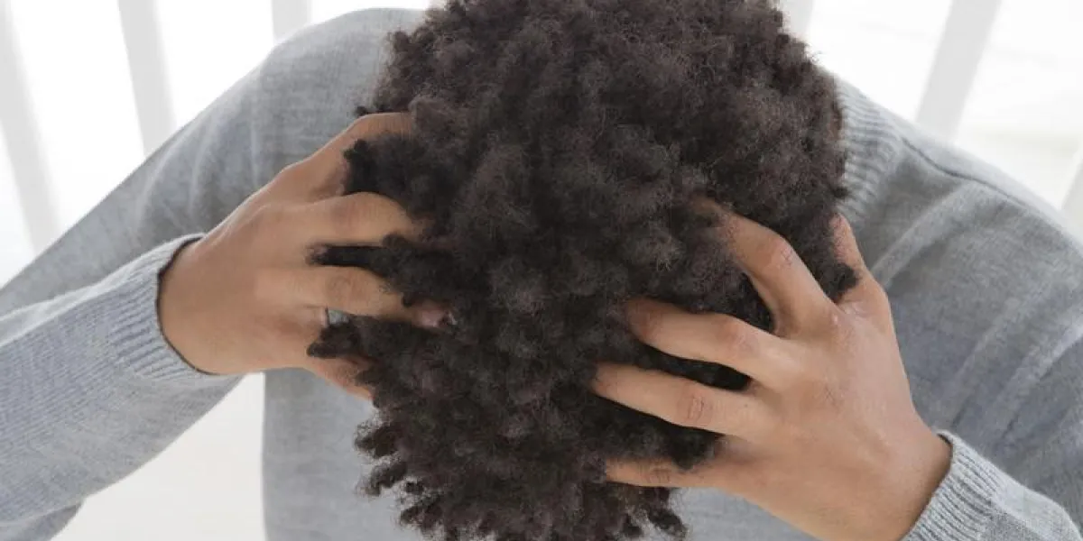 homme se grattant la tête