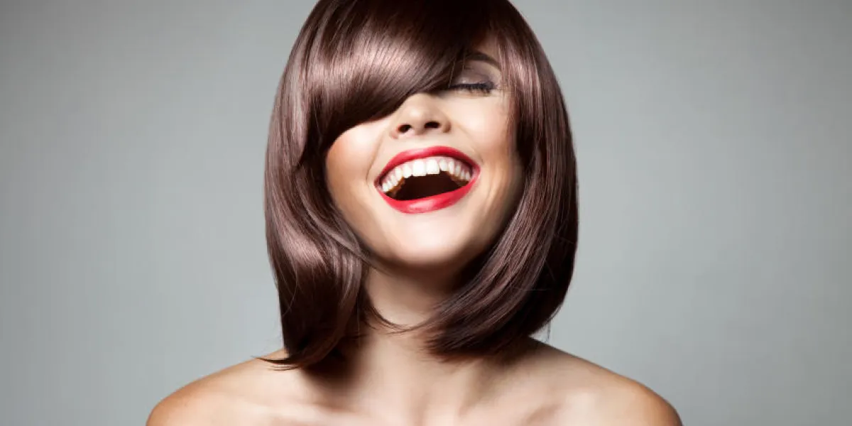 souriante belle femme avec des cheveux courts marron coupe de cheveux coiffure frange maquillage professionnel