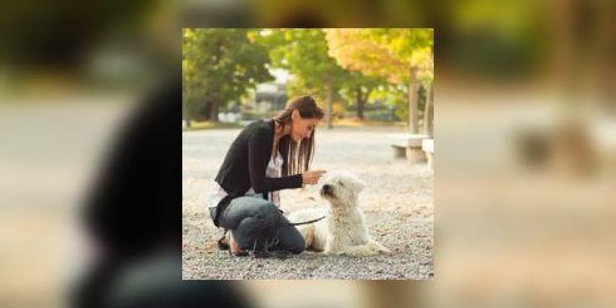 fille relaxante avec chien dans le parc