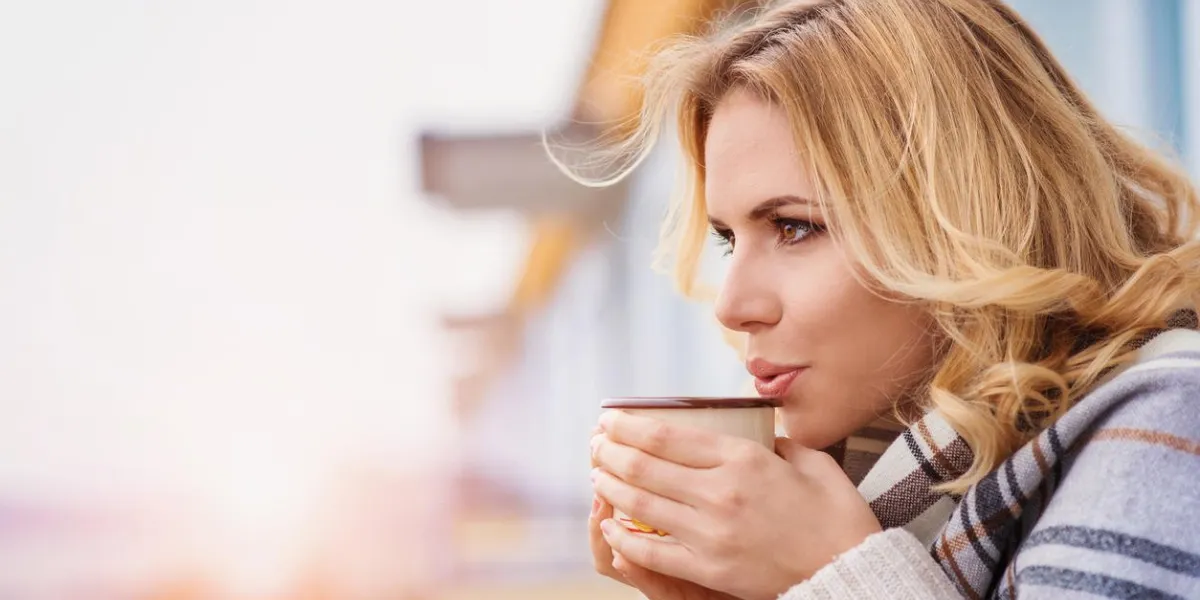 belle femme se détendre à la maison avec une tasse de café belle femme se détendre à la maison avec une tasse de café