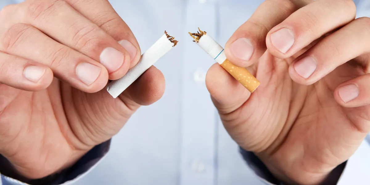 mains humaines brisant la cigarette