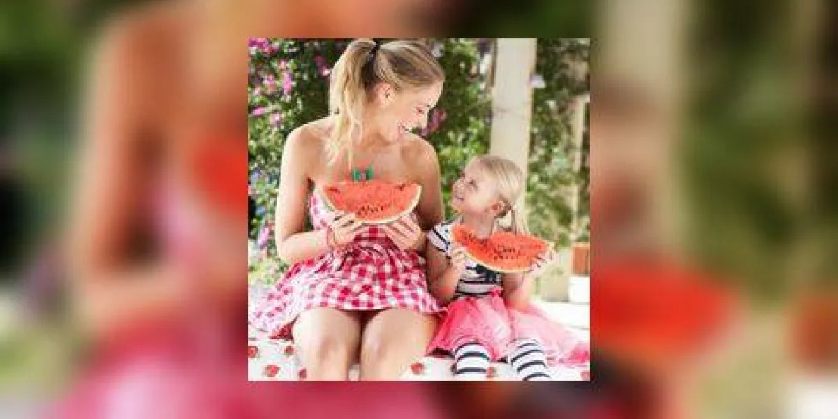 mère et fille bénéficiant des tranches de melon d'eau mère et fille bénéficiant des tranches de melon d'eau