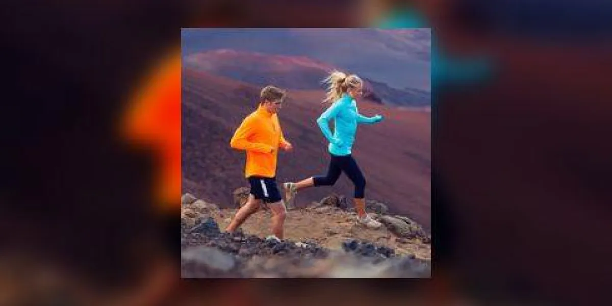 couple de sport de remise en forme courir jogging à l'extérieur sur le sentier