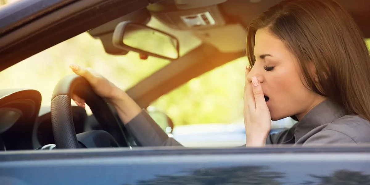 côté, vue, endormi, fatigué, béant, jeune femme, conduire, elle, voiture, dans, trafic, après, long, heure, conduite, transport, sommeil, privation, concept côté, vue, endormi, fatigué, béant, jeune femme, conduire, elle, voiture, dans, trafic, après, long, heure, conduite, transport, sommeil, privation, concept