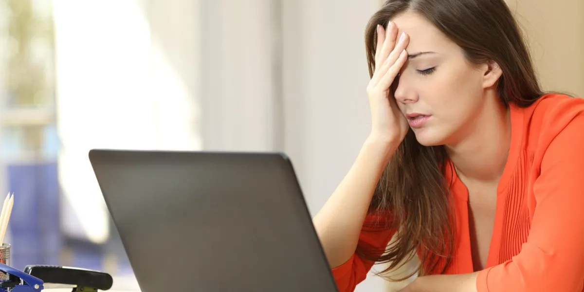 pigiste fatigué fatigué travaillant avec un ordinateur portable dans un bureau ou à la maison