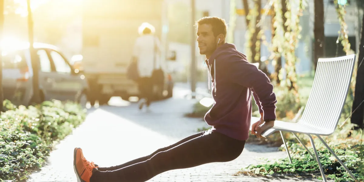 runner doing some tricep dips on a bench