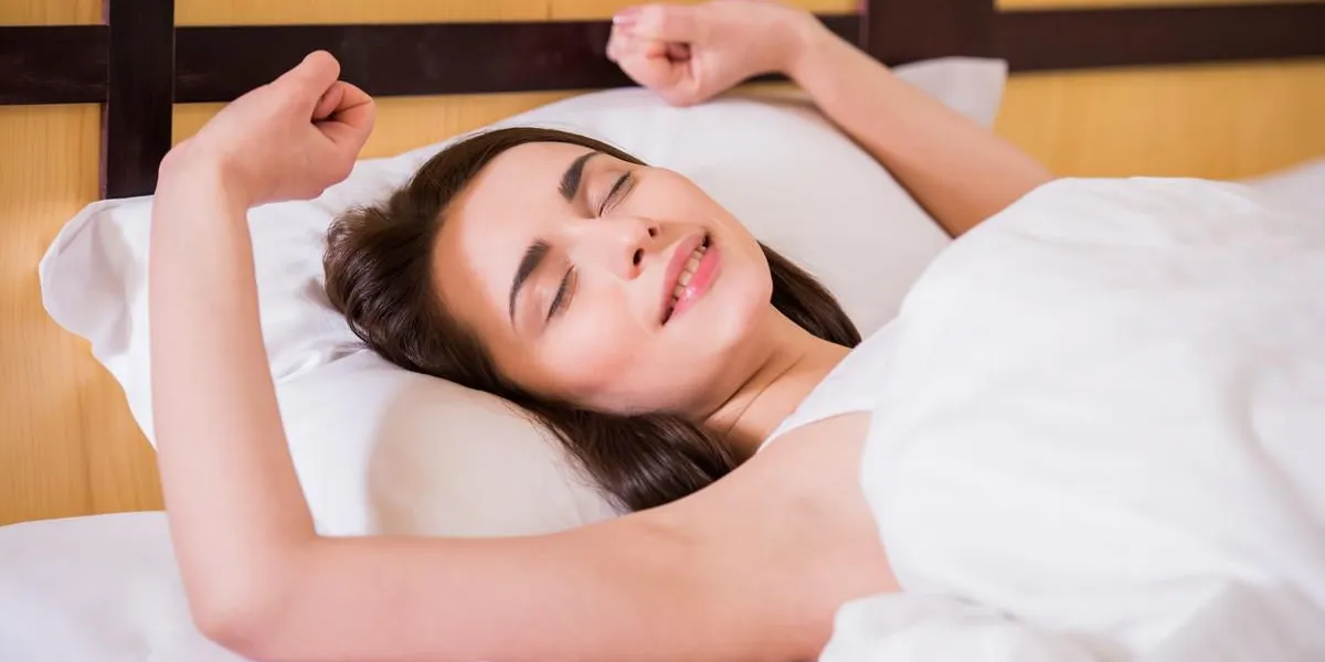 vue de dessus de jeune belle, femme se réveille pleinement reposé